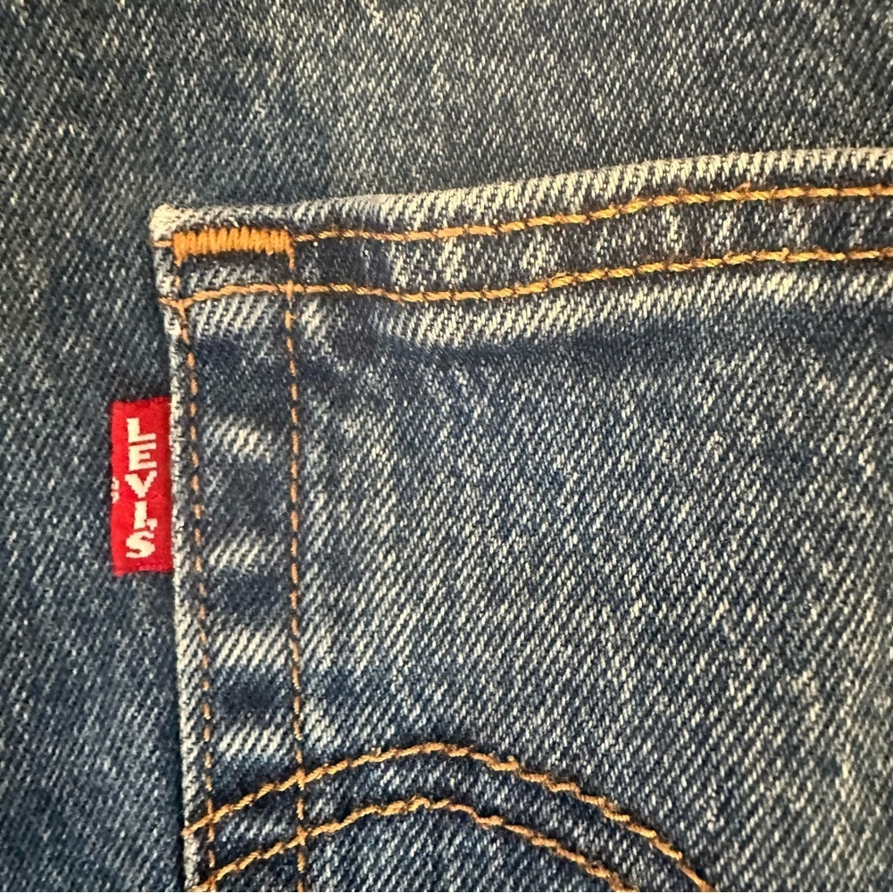 Levi’s Premium Ribcage Short - Picture 3 of 9